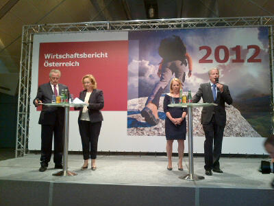 wirtschaftsbericht-2012.jpg vlnr: Hundstorfer, Fekter, Bures, Mitterlehner